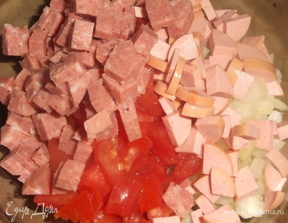 Нарезать колбасу, сосиску, помидор и лук.