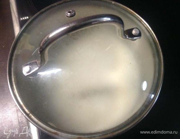 В общем, смешали в ковшике молоко, хлопья, соль (сахар-мед — ни-ни, их — в тарелку!), крышкой закрыли и на сильный огонь, пока не закипит. Помешиваем.