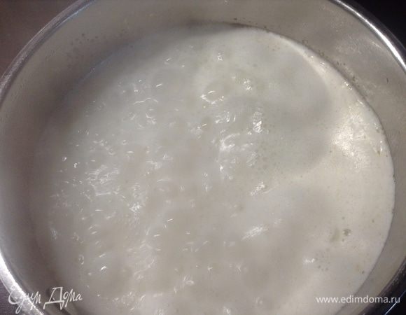 Вот тут, как всегда, собственно, с кипячением молока, главное — не прокараулить. Но жизненный опыт показывает — все равно случается. Не хочешь драить плиту и посуду от убежавшего молока — внимательность быстро придет:)