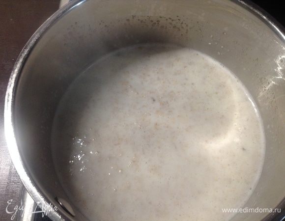 Когда закипело, огонь сразу же на минимум, помешиваем. Как «успокоилось» и вошло в стационарный режим кипения в стиле «бульк-бульк» (для примера, на электроплите полный огонь, если на цифре 9, то вот «буль-бульк» стиль — на 2), будет выглядеть примерно так. Чтобы томилось.