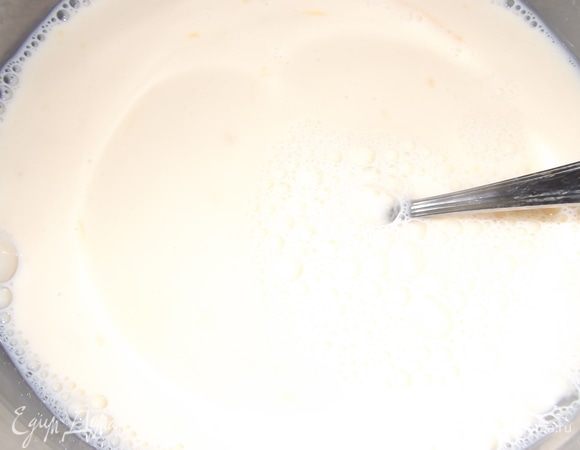 Яйца взболтать с молоком. Добавить соль и перец.