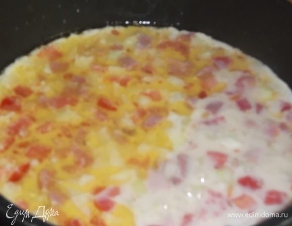 В разогретую посуду положить масло. Вылить омлетную смесь. Накрыть крышкой. Нарезать или на терке натереть сыр.