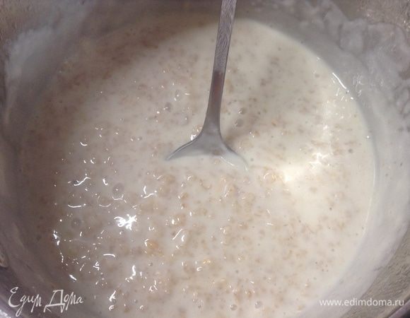 Огонь выключили, открыли кастрюлю и хорошенько перемешали кашу, дали выдохнуть 2–3 минутки на той же комфорке, еще теплой.