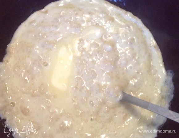 Масло растопилось, хорошенько перемешали, и пусть 5 минут постоит... Можно будить домочадцев.