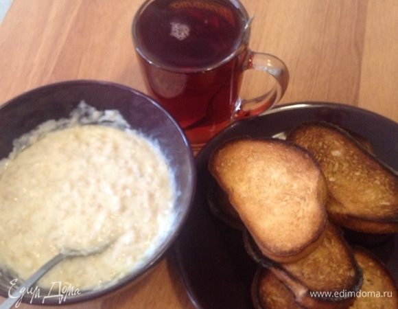 С черным крепким сладким чаем (с кофе?!), с гренками-сухариками (или без?!)... Такие завтраки — воистину домашние. За здоровое и доброе утро!