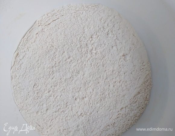 Муку просеять в большую миску (200 грамм отложить в сторону), добавить соль, сахар, дрожжи. Все перемешать.