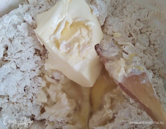 Добавить размягченное сливочное масло, яйца, начать перемешивать.