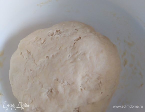 Постепенно добавляя оставшуюся муку, вымесить плотный, но податливый шар. Вручную ушло около 7 минут, руки припылить мукой, если липнет. Имейте ввиду, что муки может понадобиться больше или меньше, зависит от влажности муки и от сила. Миску смазать маслом, накрыть пленкой или крышкой, убрать в теплое место без сквозняков на 1,5 часа.
