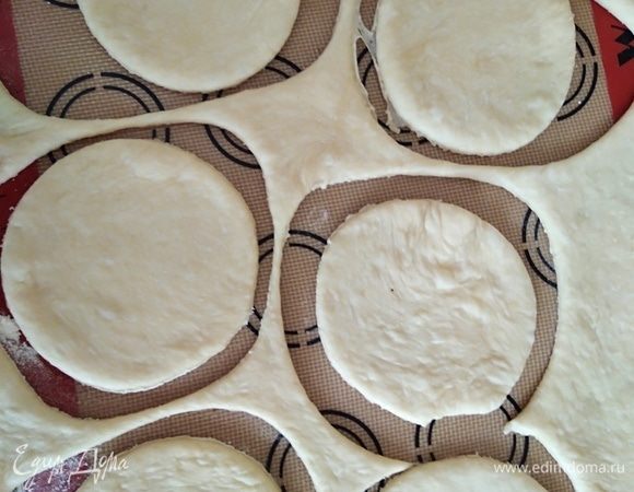 Тесто обмять, раскатать в пласт, вырезать заготовки диаметром примерно 10 см.