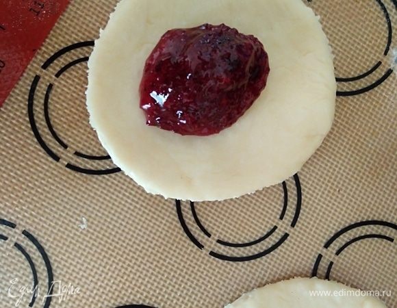 На каждый кружок кладем по ложке густого джема. У меня джем из черной смородины по этому рецепту: https://www.edimdoma.ru/retsepty/103828-dzhem-iz-smorodiny-holodnyy-variant. И часть булочек была с яблочным повидлом.