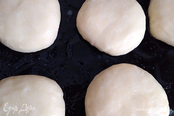 Для смазки взболтать яйцо, воду и смазать все булочки с помощью кисточки. Посыпать ванильным или обычным сахаром. Выход — 22 булочки.