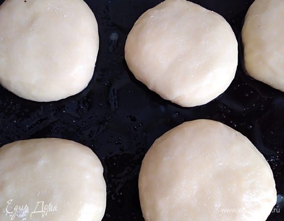 Для смазки взболтать яйцо, воду и смазать все булочки с помощью кисточки. Посыпать ванильным или обычным сахаром. Выход — 22 булочки.