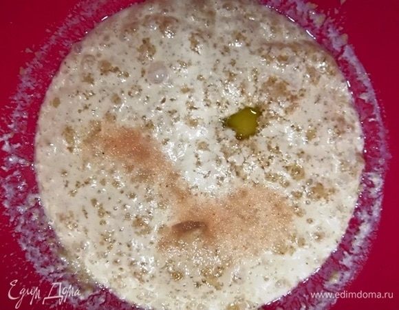 Добавить соль и яйцо и перемешать.