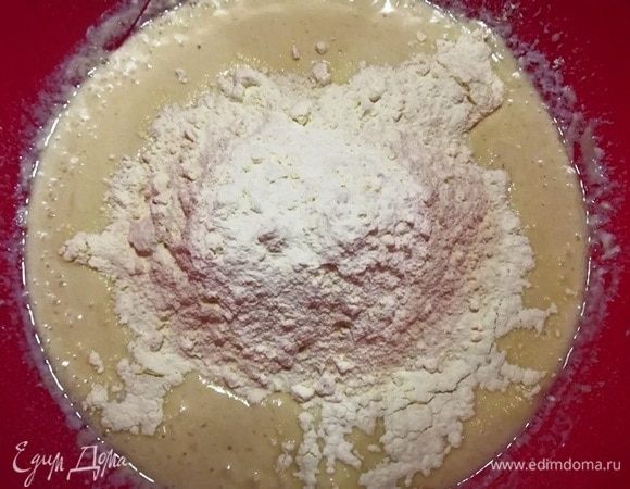 Добавить часть просеянной муки. Перемешать.