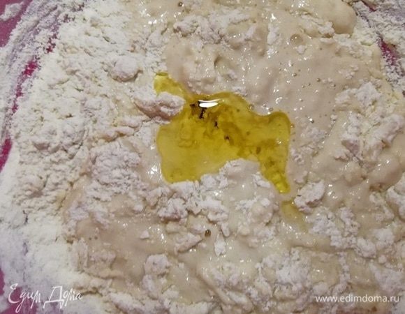 Добавить оливковое масло и оставшуюся муку.