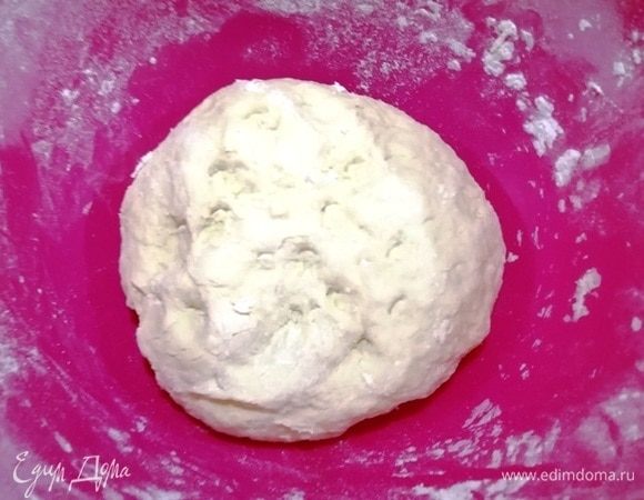 Замесить мягкое эластичное тесто. Оставить для подъема на 30–40 минут.