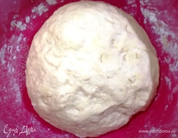 На кислом молоке тесто очень быстро подходит. Через 30 минут увеличилось больше, чем в 2 раза.