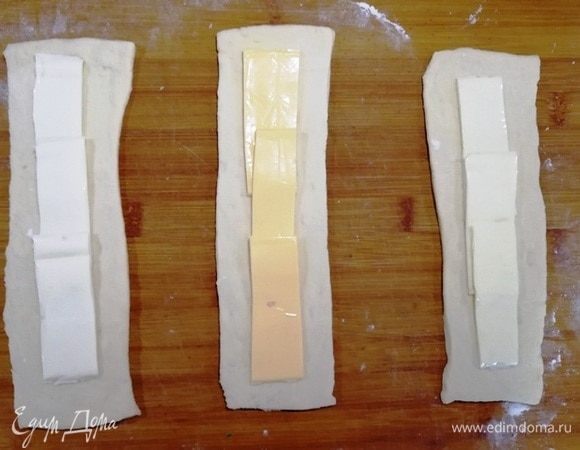 Нарезаем на полоски, выкладываем пластинки сыра.