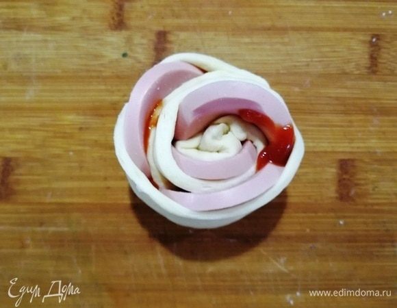 И скручиваем рулетом. Пицца-булочка готова.