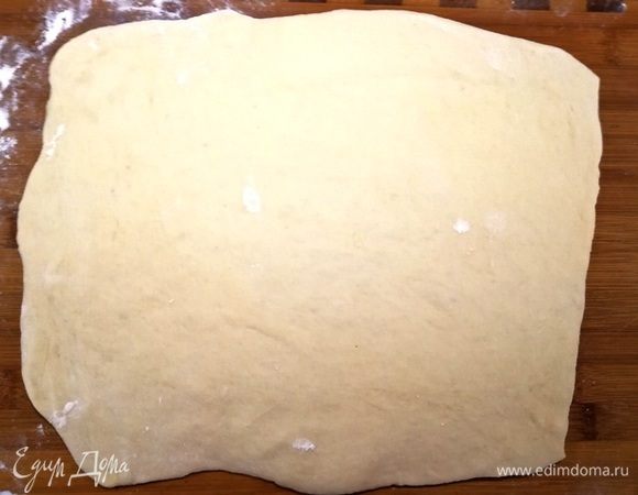 Берем еще одну треть теста. Раскатываем.