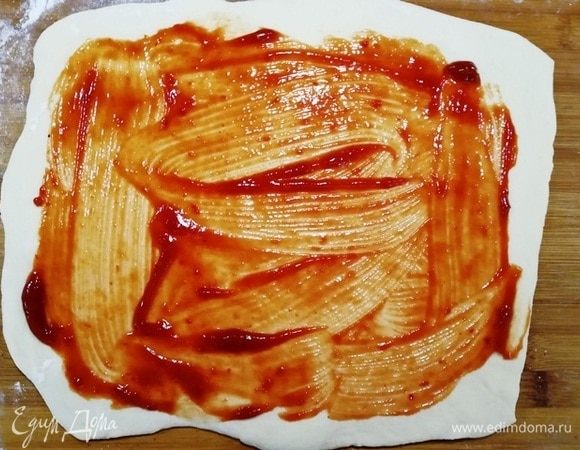 Смазываем кетчупом.