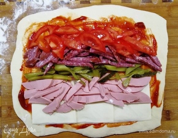 Выкладываем начинку. Пластинки сыра, вареную и копченую колбасу, огурчик, помидор.