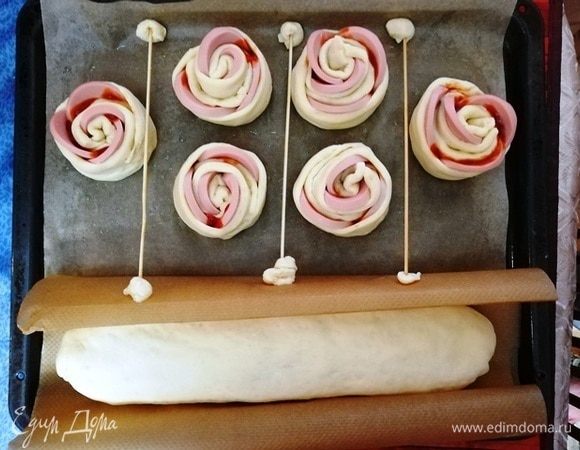 Выкладываем на противень обе пиццы. Оставляем в теплом месте для расстойки. Муж соорудил прекрасные распорки из деревянных шпажек и теста.