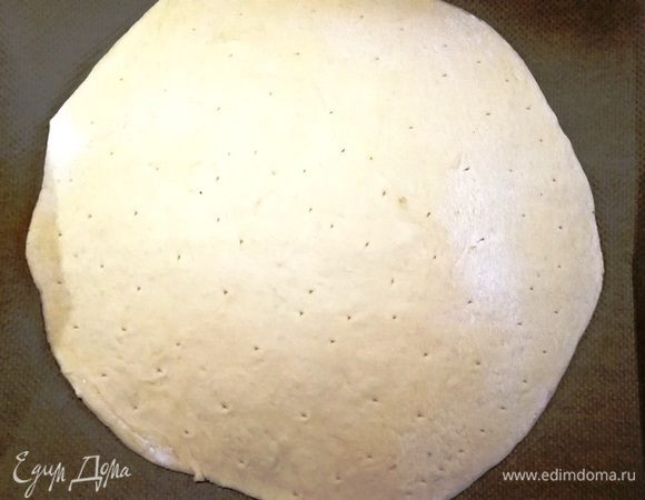 Оставшуюся часть теста тонко раскатываем и накалываем вилкой.