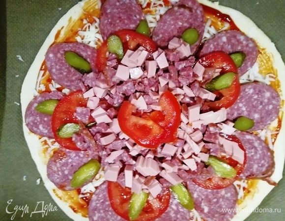 Выкладываем начинку. Отправляем пиццу в духовку, разогретую до 200⁰С, на 12–15 минут.