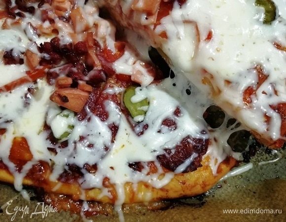 Пицца получилась тонкая, сочная и очень вкусная! Отправляем в духовку пиццы-булочки и пиццу-рулет на 20 минут (забыла сфотографировать).