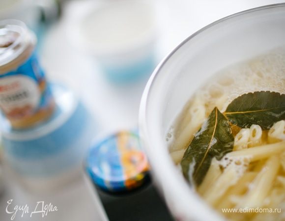 Поставим вариться макароны, добавив лавровый лист и морскую соль. Есть простое правило варки макарон, не помню, где прочитала, но теперь всегда им пользуюсь. На 1 литр воды нужно взять 100 г макарон и 10 г соли. Получается идеальное соотношение.