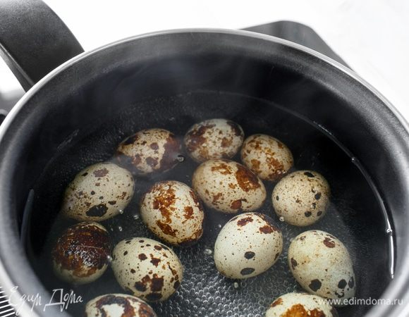 Поставим вариться перепелиные яйца.