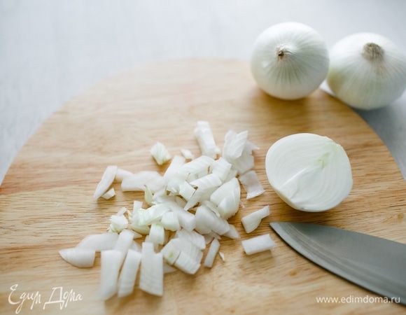 Пока у нас варятся яйца и макароны, нарежем лук.