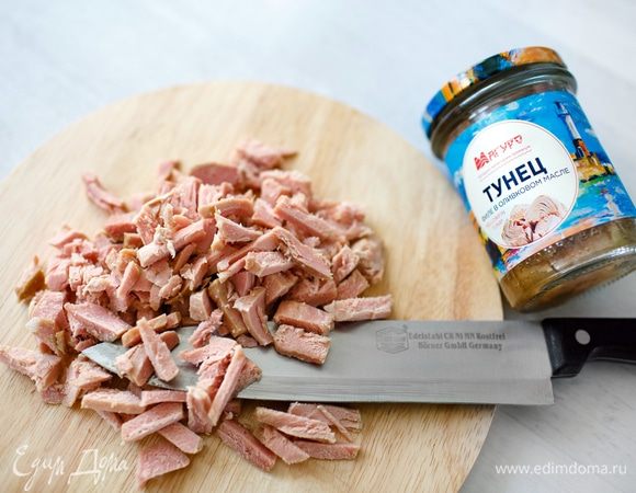 Нарежем филе тунца ТМ «Магуро». Когда вы откроете баночку, то почувствуете аромат мясной тушенки высшего качества. Не знаю почему, но это именно так, наверное, потому что в состав консервов входят натуральные специи. Да и по вкусу это филе напоминает не рыбу, а нежирное диетическое мясо. Для меня это настоящая находка, так как я предпочитаю есть рыбу вместо мяса.
