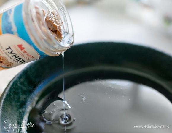 У нас ничего не пропадет, ведь мы используем ароматное оливковое масло из баночки для обжарки лука с тунцом! Сковороду возьмем чугунную.