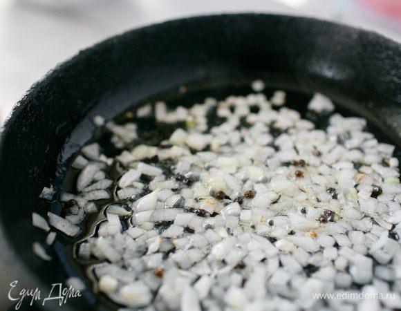 Лук обжарим совсем чуть-чуть, добавим черный перец и, если хотите, другие специи. Мне захотелось добавить только лук и перец. Запах стоит непередаваемый!