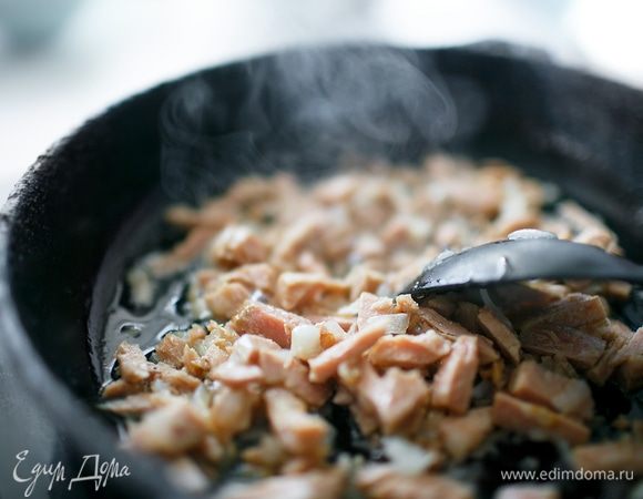 Добавим филе тунца ТМ «Магуро». Мы не будем его долго обжаривать, чтобы не пересушить, только разогреем и перемешаем с маслом!