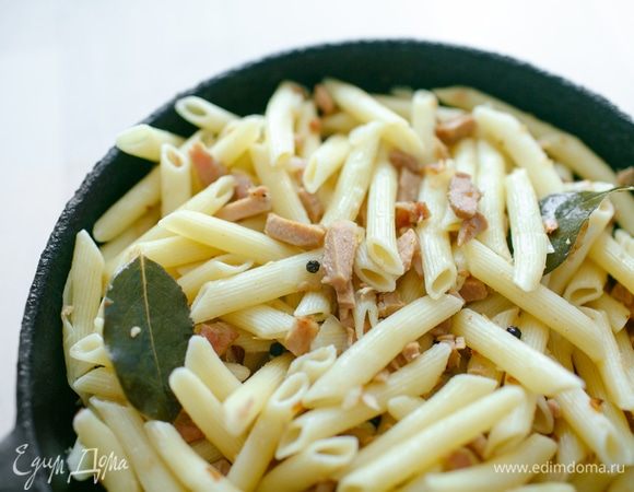 Добавим макароны к остальным ингредиентам, перемешаем их в сковороде.