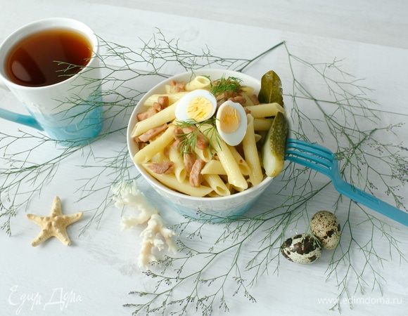 Все готово, разрежем яйцо пополам и положим сверху. А теперь украсим макароны по-флотски зеленью и соленым огурчиком и подадим к столу!
