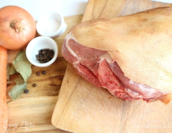 Помыть свиную рульку. Просушить полотенцем.