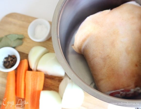 Морковь, репчатый лук почистить, разрезать лук и морковь на четвертушки. Специи поместить в ступку, растолочь на крупные части. Поместить рульку в 3-литровую кастрюлю.