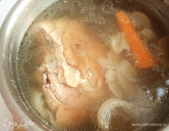 Залить водой, добавить лавровый лист, морковь, репчатый лук, половину от указанного в ингредиентах количества специй, кроме тмина, морскую соль — 0,5 ст.л., сахарный песок. Поставить кастрюлю на большой огонь, после закипания снять пену, убавить огонь до минимального, варить с открытой крышкой. Когда бульон выпарится до уровня свиной рульки, прикрыть крышкой и продолжать варить. Рулька должна быть прикрыта бульоном в течение всего времени варки. Время варки — 2 часа. Выключить конфорку, закрыть кастрюлю плотно крышкой. Оставить до полного остывания.