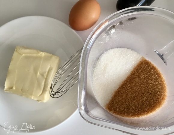 Сливочное масло заранее вынуть из холодильника. Оно должно быть растаявшим при комнатной температуре. В емкости смешать два вида сахара: белый и тростниковый.