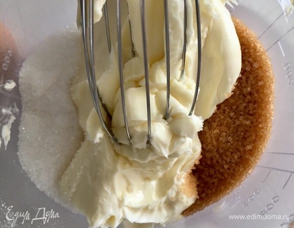 К сахару добавить сливочное масло и начать взбивать венчиком в масляный крем.