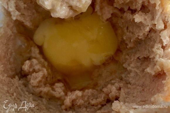 В сахарно-сливочную массу вбить одно яйцо и продолжать взбивать еще несколько минут.