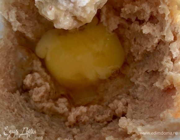 В сахарно-сливочную массу вбить одно яйцо и продолжать взбивать еще несколько минут.