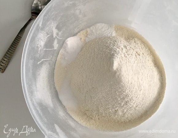 В другую миску просеять муку, добавить половину чайной ложки соли и половину чайной ложки соды, плюс чуть меньше чайной ложечки разрыхлителя. Отмерили все сухие ингредиенты и перемешали до равномерности ложкой.