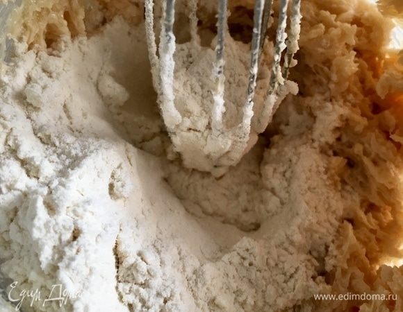 Теперь порциями подмешаем мучную смесь к яично-сахарно-сливочной массе. Вымешиваем прямо лопаточкой до однородной консистенции.