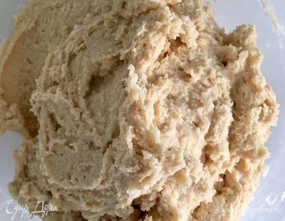 Вот такое тающее, нежное сливочное тесто получилось. Замечательное, я такое очень люблю, пахнет сливочным маслом. Для меня это очень притягательный аромат домашней выпечки.