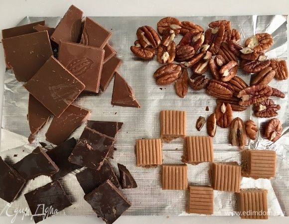 Теперь подготовим начинку, хотя это можно сделать и заранее. Для начинки нам понадобятся два вида шоколала — молочный и черный с содержанием какао не менее 70%. Процент соотношения шоколада между собой может варьироваться от ваших вкусовых пристрастий. Орехи пекан. И ириски. У меня ирис был в плиточке.